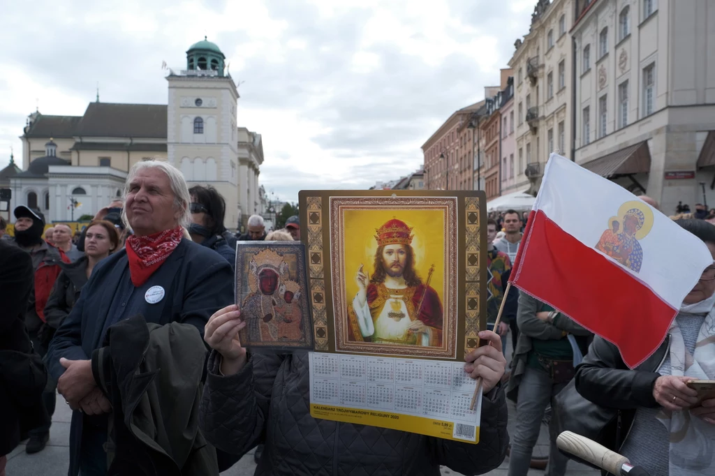 "To jest wojna" – oznajmił Braun. Wyjaśnił, że jeżeli teraz społeczeństwo zgodzi się na ograniczenie wolności, np. poprzez nakaz zakrywania ust i nosa, to w przyszłości rządzący pozbawią ich innych dużo ważniejszych praw. 