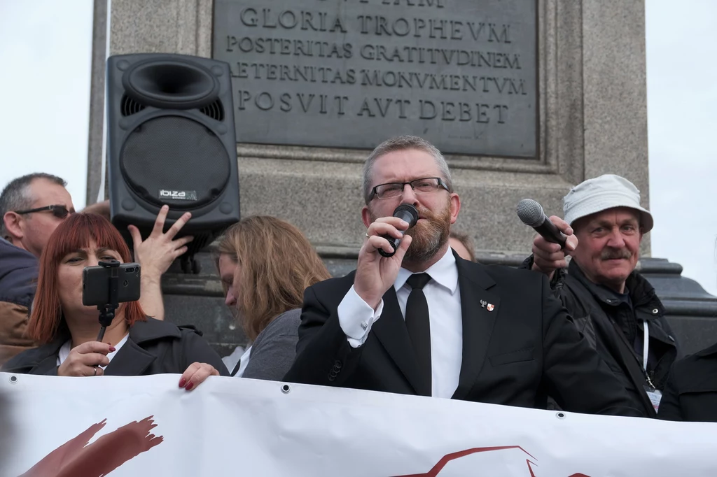 Poseł Konfederacji Grzegorz Braun przemawiając do uczestników protestu ocenił, że - jego zdaniem - reżim sanitarny został wprowadzony przez rząd bezprawnie. 
