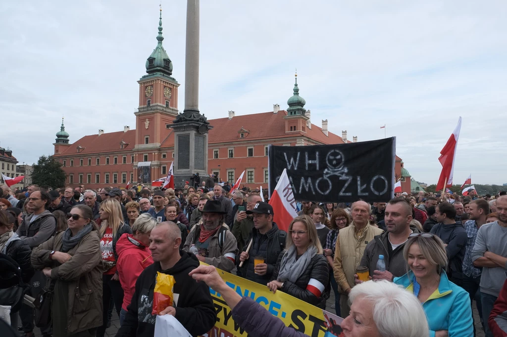 Protest na placu Zamkowym w Warszawie przeciwko obostrzeniom wprowadzanym w związku z pandemią koronawirusa. 