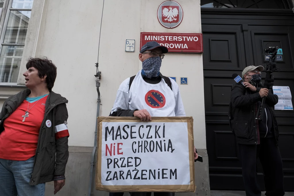 Manifestacja odbyła się pod hasłem "Marszu Wolności", którą zapowiadał plakat z grafiką pokazującą przerwaną maseczkę ochronną.