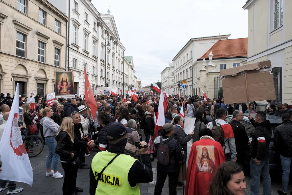 Uczestnicy protestu nie zasłaniali ust i nosa, nie zachowywali zalecanego dystansu społecznego.