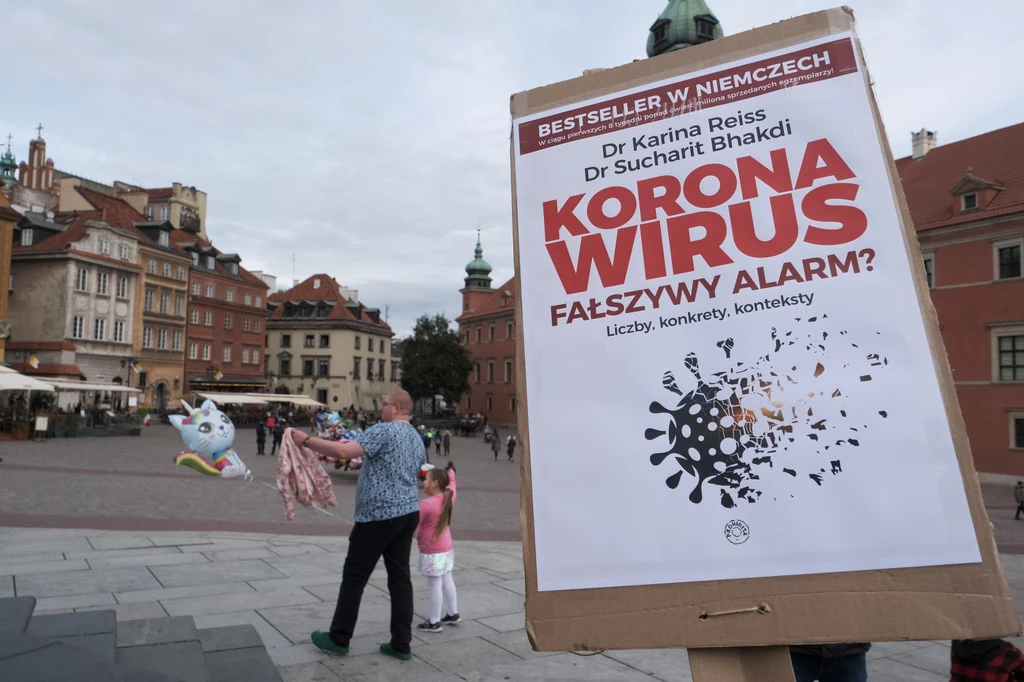 Protestujący przyszli na Plac Zamkowy w Warszawie z transparentami, na których wypisane były hasła: "Zakończyć plandemię", "Game over" (ang. gra zakończona – PAP), "PiS-owska zaraza". 