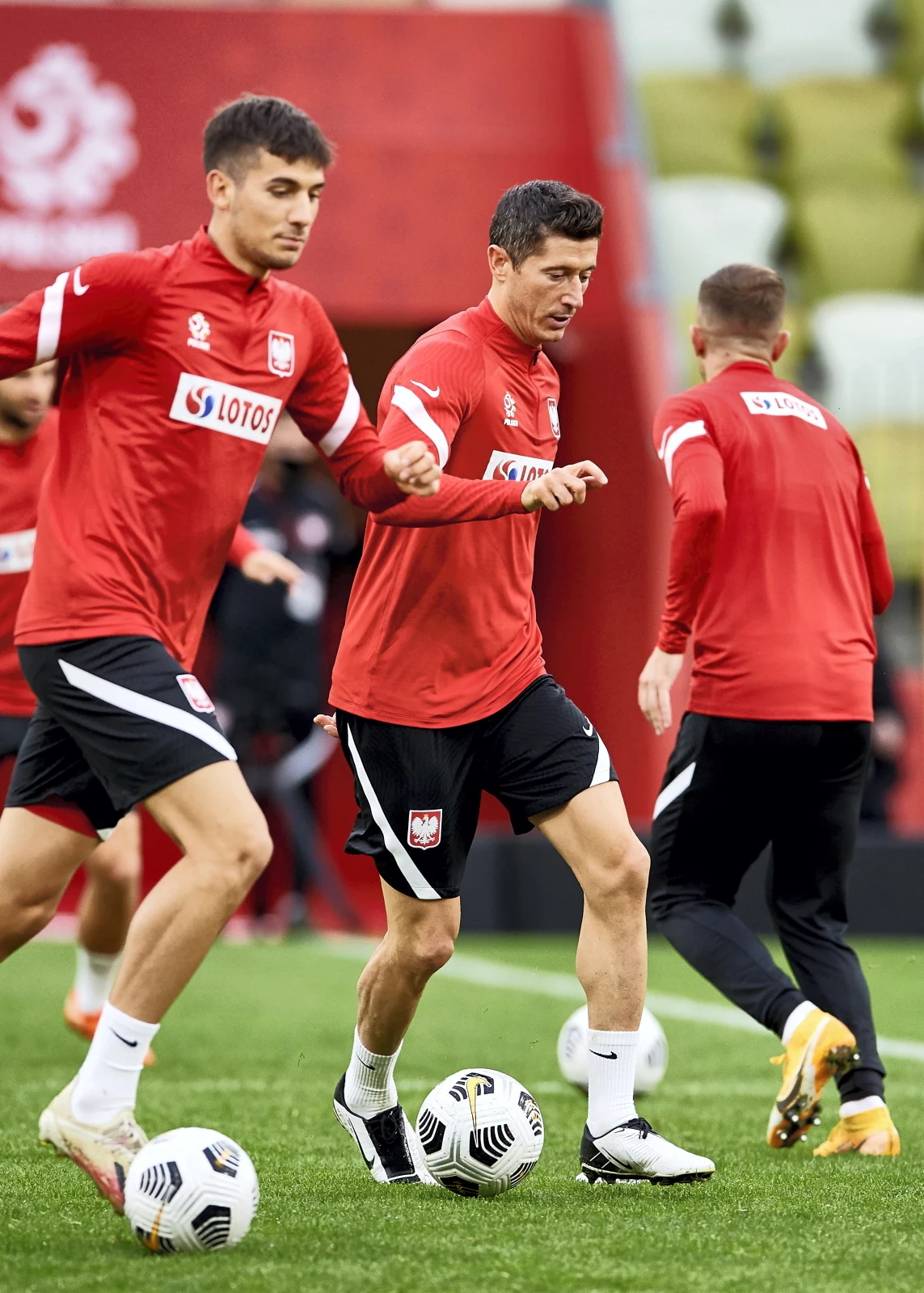 Jakub Moder i Robert Lewandowski. Na razie dzieli ich wiele, ale łączy nie tylko reprezentacja Polski, ale też fakt, że obaj na wielkie wody wypływali z Lecha Poznań. Jakub Moder i Robert Lewandowski. Na razie dzieli ich wiele, ale łączy nie tylko reprezentacja Polski, ale też fakt, że obaj na wielkie wody wypływali z Lecha Poznań.