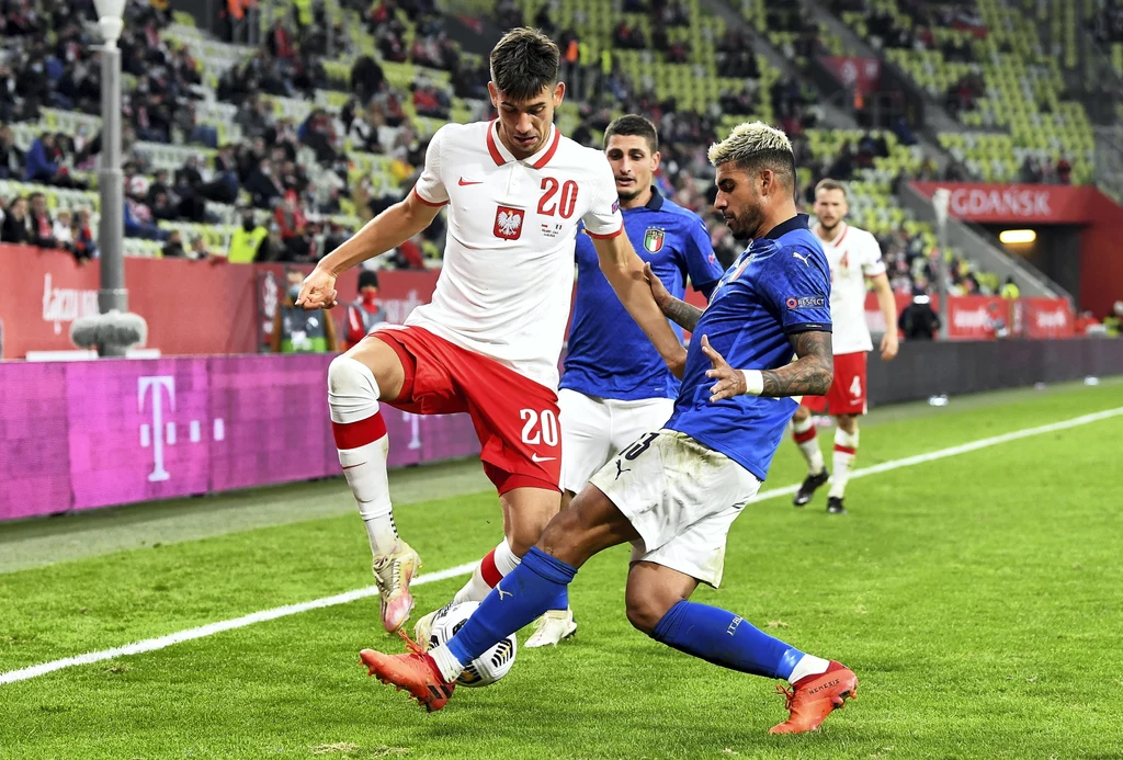 Jakub Moder (z lewej) podczas meczu przeciwko reprezentacji Włoch