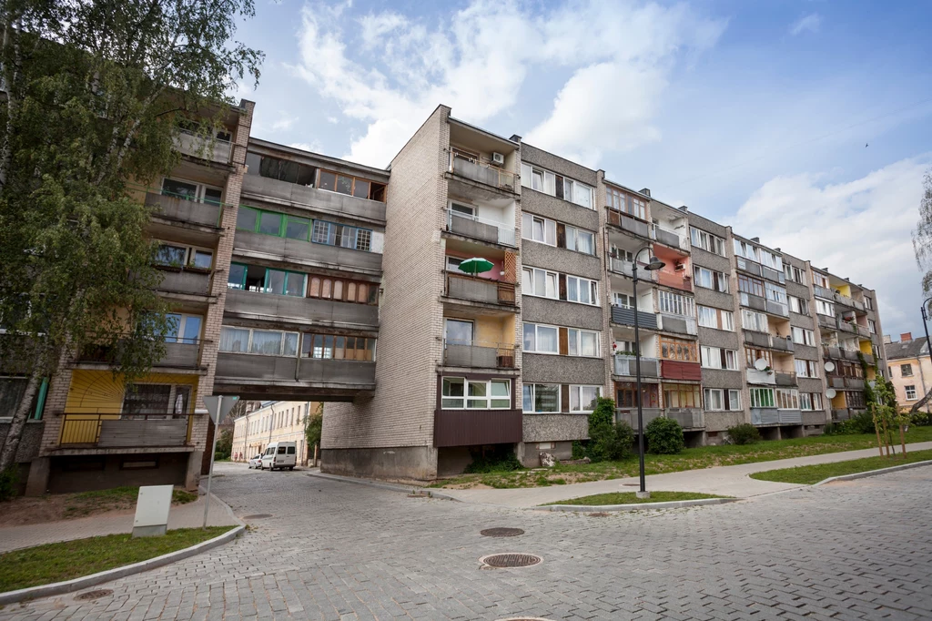 Mieszkania z "wielkiej płyty" cieszą się popularnością ze względu na rozkład i lokalizację. Ministerstwo Rozwoju szacuje, że do 2029 r. ma zostać wzmocnionych około 2 tys. budynków