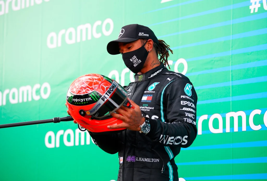 Lewis Hamilton z kaskiem byłego mistrza świata F1 Michaela Schumachera