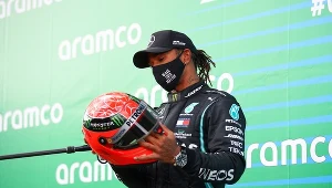 Lewis Hamilton z kaskiem byłego mistrza świata F1 Michaela Schumachera