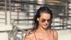 Alessandra Ambrosio relaksuje się na plaży