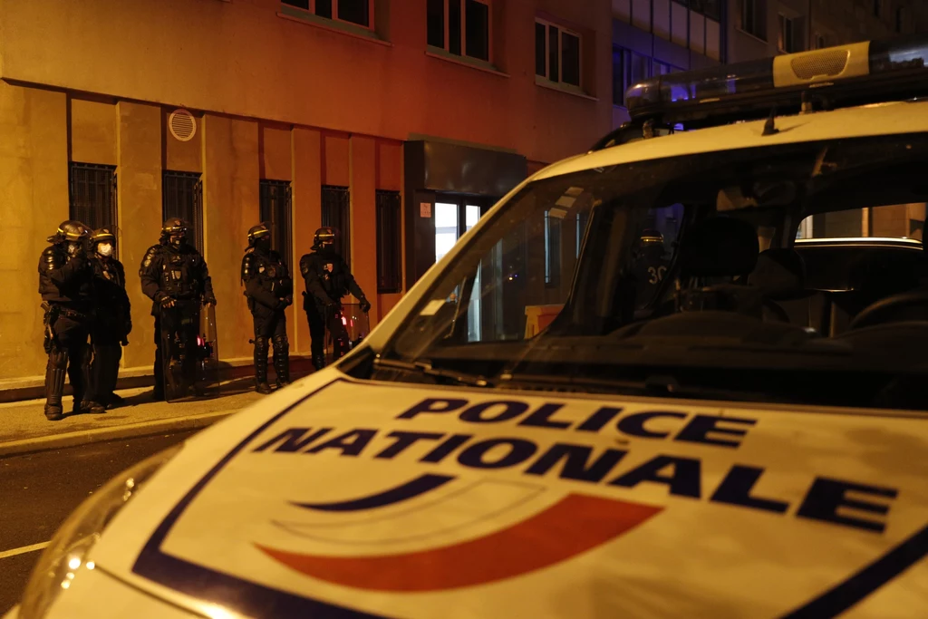 Podczas interwencji policji w noc sylwestrową w stronę funkcjonariuszy rzucano kamieniami Podczas interwencji policji w noc sylwestrową w stronę funkcjonariuszy rzucano kamieniami