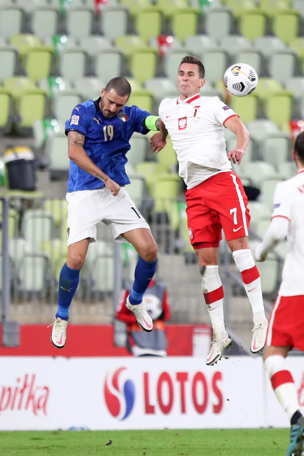 Leonardo Bonucci kontra Arkadiusz Milik. Tym razem piłkarze bardziej komfortowo czuli się w pojedynkach powietrznych Leonardo Bonucci kontra Arkadiusz Milik. Tym razem piłkarze bardziej komfortowo czuli się w pojedynkach powietrznych