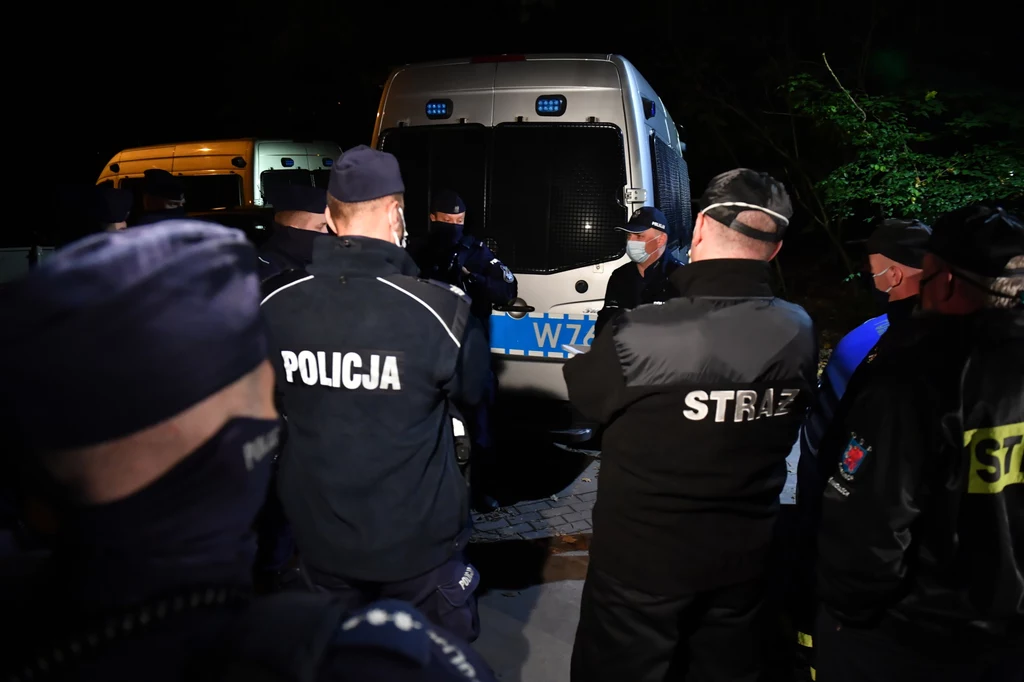 Ewakuacja objęła osoby przebywające w tzw. strefie bezwzględnej, czyli strefie bezpośredniego zagrożenia życia, której zewnętrzna granica obejmuje teren 2,5 km od osi toru wodnego. Rejon ten musiało opuścić 751 osób mieszkających na wyspie Karsibór i na Ognicy na wyspie Wolin. Do domów będą mogli powracać po zakończeniu akcji nurków-minerów. Ewakuacja objęła osoby przebywające w tzw. strefie bezwzględnej, czyli strefie bezpośredniego zagrożenia życia, której zewnętrzna granica obejmuje teren 2,5 km od osi toru wodnego. Rejon ten musiało opuścić 751 osób mieszkających na wyspie Karsibór i na Ognicy na wyspie Wolin. Do domów będą mogli powracać po zakończeniu akcji nurków-minerów.