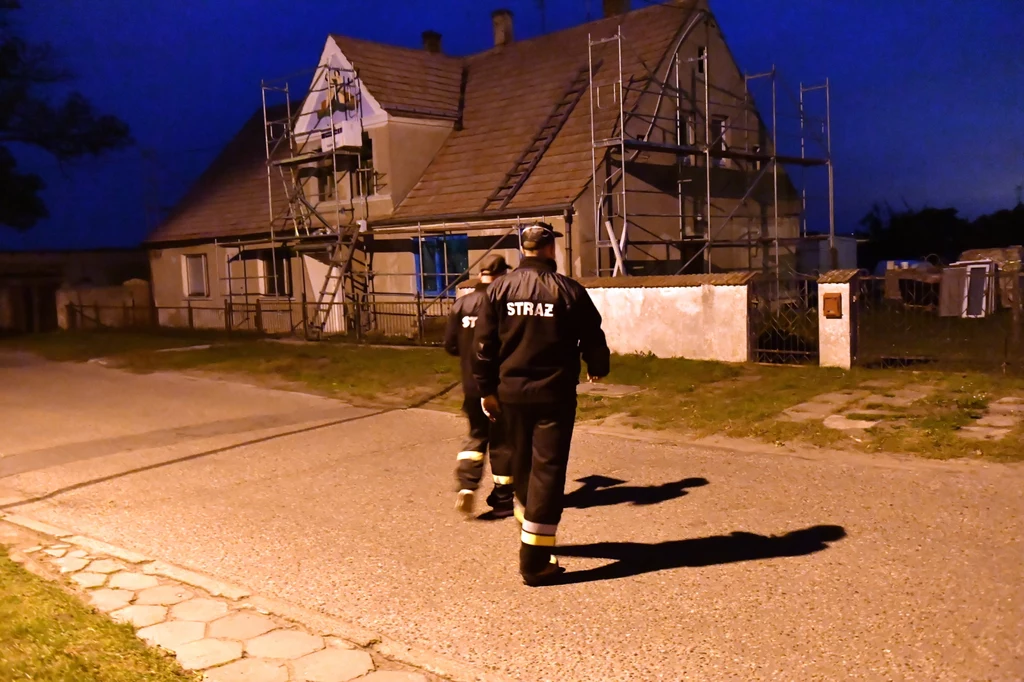 Operacja jest bardzo skomplikowana i będzie wykonywana bardzo powoli. - Dno ma to do siebie, że piasek się przesuwa, obiekt może się przemieścić. Nie chcielibyśmy do tego dopuścić, ponieważ stwarza to bardzo duże zagrożenie. Musimy to odpowiednio zabezpieczyć – wyjaśnił kmdr ppor. Lewandowski. Operacja jest bardzo skomplikowana i będzie wykonywana bardzo powoli. - Dno ma to do siebie, że piasek się przesuwa, obiekt może się przemieścić. Nie chcielibyśmy do tego dopuścić, ponieważ stwarza to bardzo duże zagrożenie. Musimy to odpowiednio zabezpieczyć – wyjaśnił kmdr ppor. Lewandowski.
