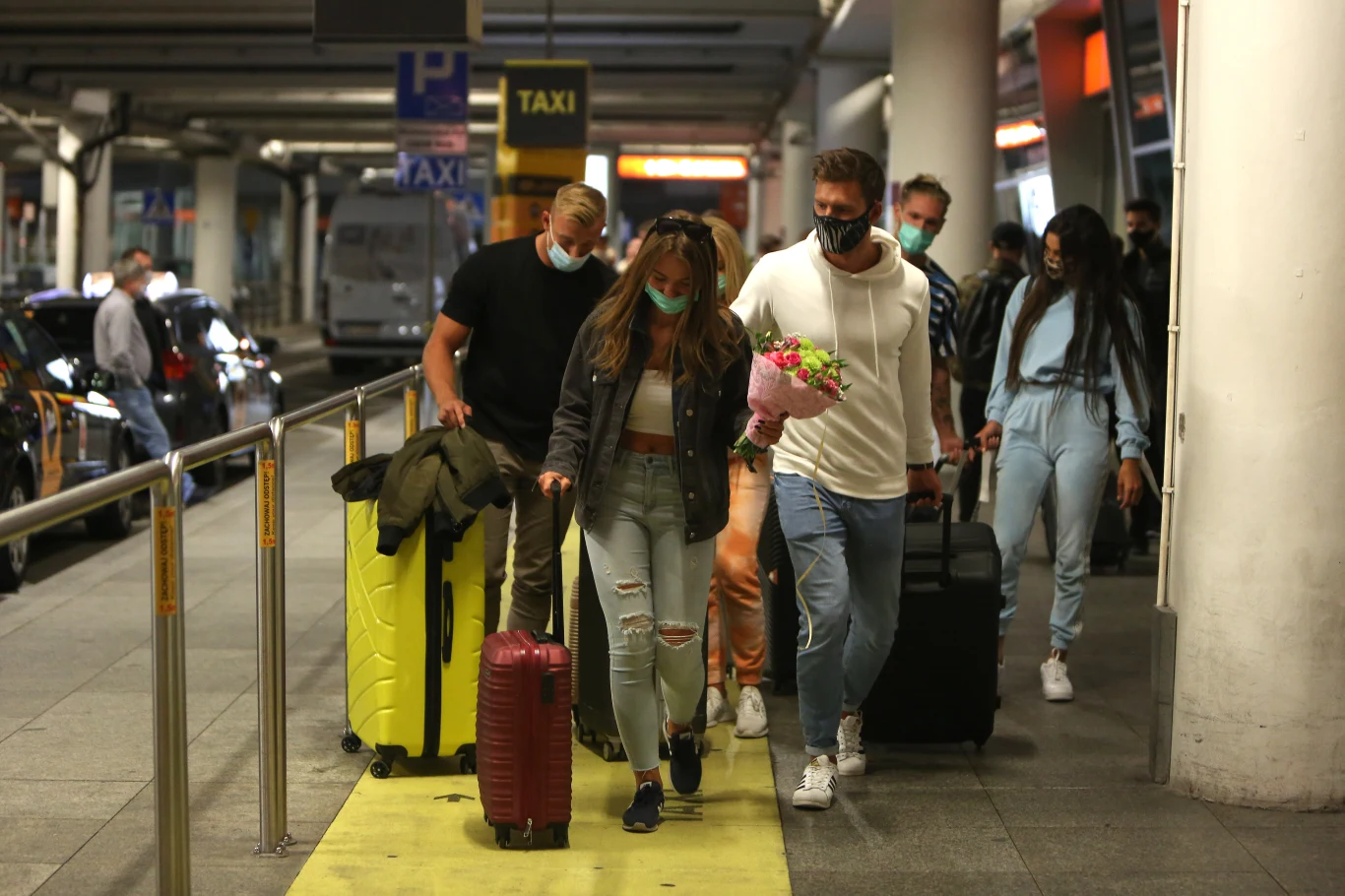 Finaliści "Love Island. Wyspa miłości" na lotnisku 