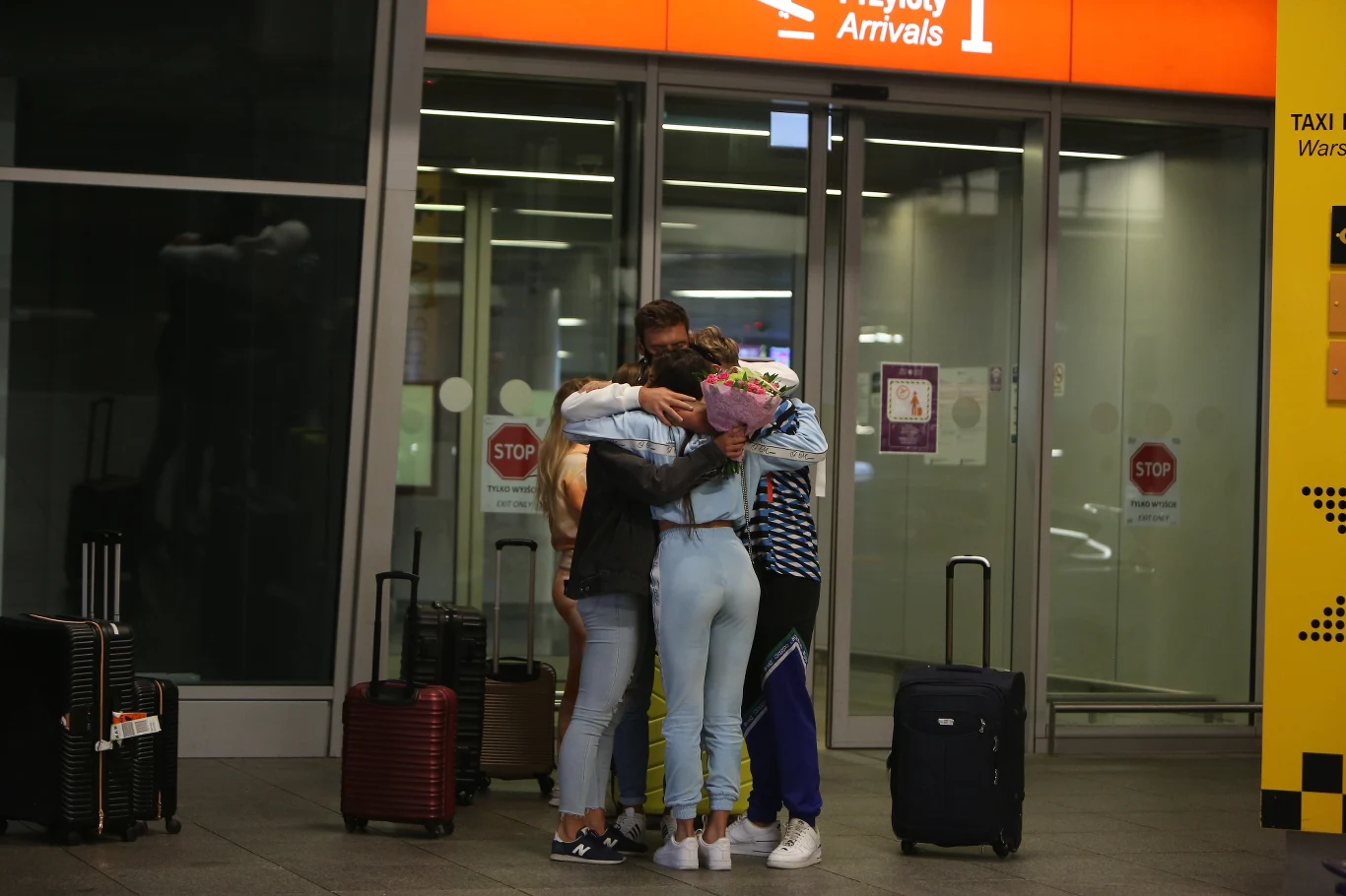 Finaliści "Love Island. Wyspa miłości" na lotnisku 
