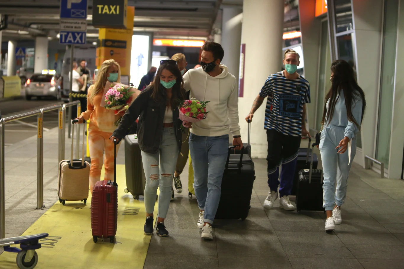 Finaliści "Love Island. Wyspa miłości" na lotnisku 