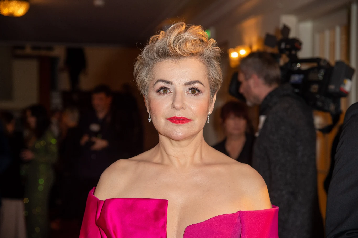 Aleksandra Konieczna sporo miejsca w swojej książce poświęca sukienkom Aleksandra Konieczna sporo miejsca w swojej książce poświęca sukienkom