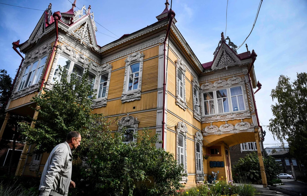 Budynki te, choć we wnętrzach nie skrywały wielkich wygód, z zewnątrz kusiły misterną snycerką i eleganckimi zdobieniami. Linie gzymsów podkreślały ażurowe ornamenty, okna flankowały wyrzeźbione w drewnie kolumienki, a wchodzących do domu witały portale o skomplikowanym kształcie. Całość, choć odwołuje się do ludowych motywów, swoim przepychem budzi skojarzenia z barokiem. Budynki te, choć we wnętrzach nie skrywały wielkich wygód, z zewnątrz kusiły misterną snycerką i eleganckimi zdobieniami. Linie gzymsów podkreślały ażurowe ornamenty, okna flankowały wyrzeźbione w drewnie kolumienki, a wchodzących do domu witały portale o skomplikowanym kształcie. Całość, choć odwołuje się do ludowych motywów, swoim przepychem budzi skojarzenia z barokiem.