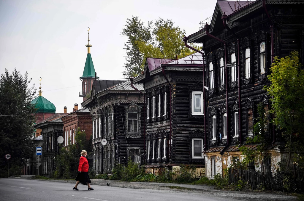 Niestety, te architektoniczne cacka nie przetrwały próby czasu - Tomsk jest jednym z nielicznych miast, w których można jeszcze je oglądać. Konserwatorzy ostrzegają jednak, że i tamtejsze obiekty mogą wkrótce odejść do przeszłości – wiele budowli jest w fatalnym stanie, a środków na ich konserwację brakuje. Niestety, te architektoniczne cacka nie przetrwały próby czasu - Tomsk jest jednym z nielicznych miast, w których można jeszcze je oglądać. Konserwatorzy ostrzegają jednak, że i tamtejsze obiekty mogą wkrótce odejść do przeszłości – wiele budowli jest w fatalnym stanie, a środków na ich konserwację brakuje.
