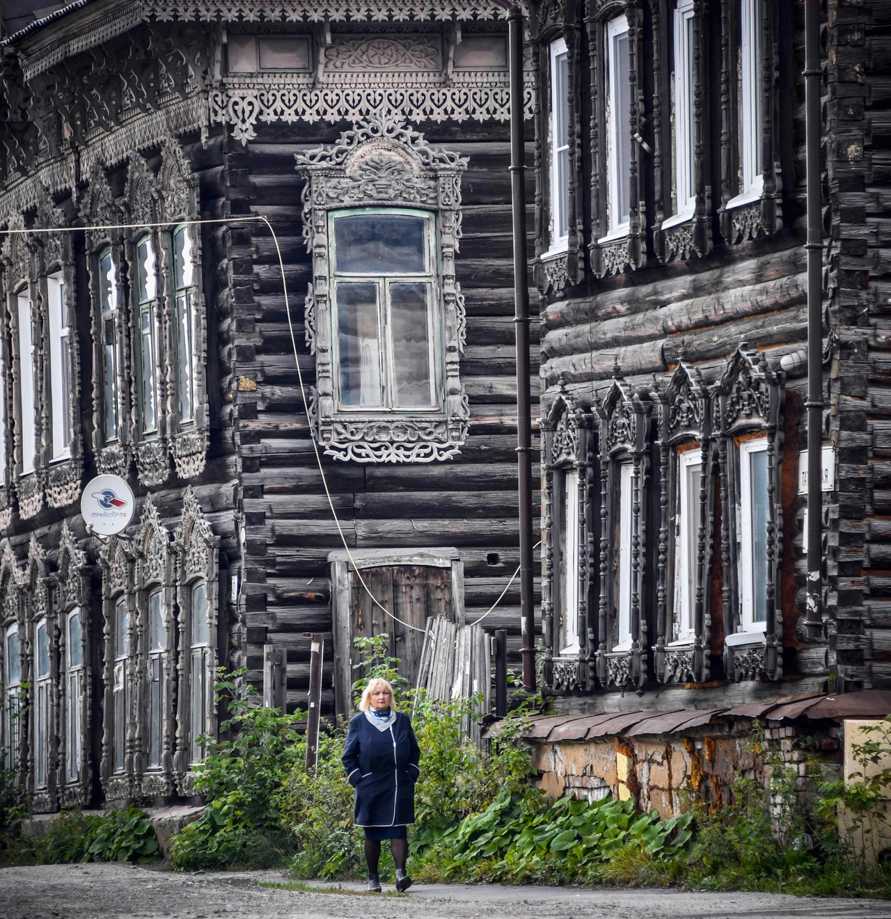 Wydobywali go – i to ta smutna część historii – więźniowie, zsyłani tutaj od początku istnienia miasta. Podczas I wojny światowej dużą część z nich stanowili Polacy, wywożeni na odległą północ jako jeńcy wojenni. Wydobywali go – i to ta smutna część historii – więźniowie, zsyłani tutaj od początku istnienia miasta. Podczas I wojny światowej dużą część z nich stanowili Polacy, wywożeni na odległą północ jako jeńcy wojenni.