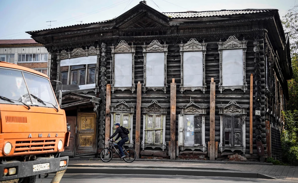 W owych czasach Syberia wyglądała zupełnie inaczej niż dziś. W mroźnych miasteczkach próżno było szukać kilkunastopiętrowych bloków, socmodernistycznych obiektów użyteczności publicznej, czy monumentalnych zakładów przemysłowych. Zamiast tych budzących respekt brył, syberyjskie miasta zapełniały drewniane chałupy. W owych czasach Syberia wyglądała zupełnie inaczej niż dziś. W mroźnych miasteczkach próżno było szukać kilkunastopiętrowych bloków, socmodernistycznych obiektów użyteczności publicznej, czy monumentalnych zakładów przemysłowych. Zamiast tych budzących respekt brył, syberyjskie miasta zapełniały drewniane chałupy.