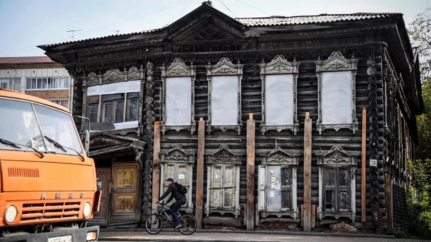 W owych czasach Syberia wyglądała zupełnie inaczej niż dziś. W mroźnych miasteczkach próżno było szukać kilkunastopiętrowych bloków, socmodernistycznych obiektów użyteczności publicznej, czy monumentalnych zakładów przemysłowych. Zamiast tych budzących respekt brył, syberyjskie miasta zapełniały drewniane chałupy. 