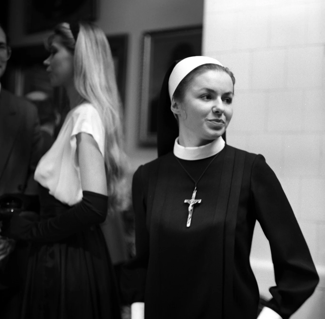 Aleksandra Konieczna miała 23 lata, gdy ukończyła Państwową Wyższą Szkołę Teatralną w Warszawie. Był 1988 rok. Jak to możliwe, że nie wybiła się w polskim kinie wcześniej? Artystka przez lata skupiała się na pracy teatralnej, występując w stołecznych: Teatrze Współczesnym (1988-1990) Teatrze Dramatycznym (1990-2000) oraz Teatrze Rozmaitości (2000-2014). Jedną z jej pierwszych ról po szkole była kreacja zakonnicy w spektaklu "Chłodna jesień" (1989) Janusza Zaorskiego.