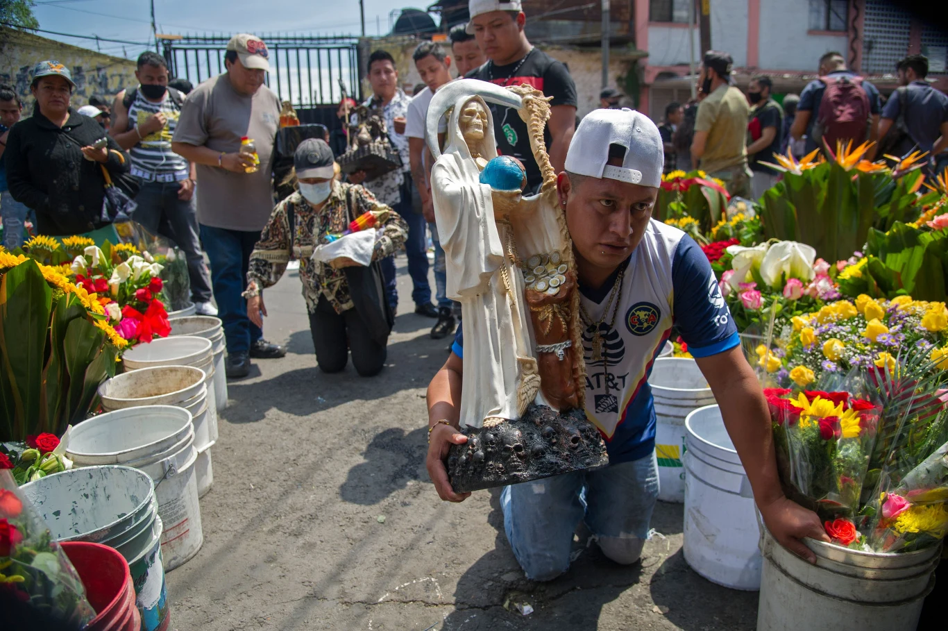 Nuestra Señora de la Santa Muerte ma przede wszystkim dbać o to, żeby duszom ludzkim wiodło się dobrze "po drugiej stronie". Tym, którzy jeszcze żyją, ma przynosić szczęście, dobrobyt, zdrowie oraz chronić ich przed przemocą i agresją.