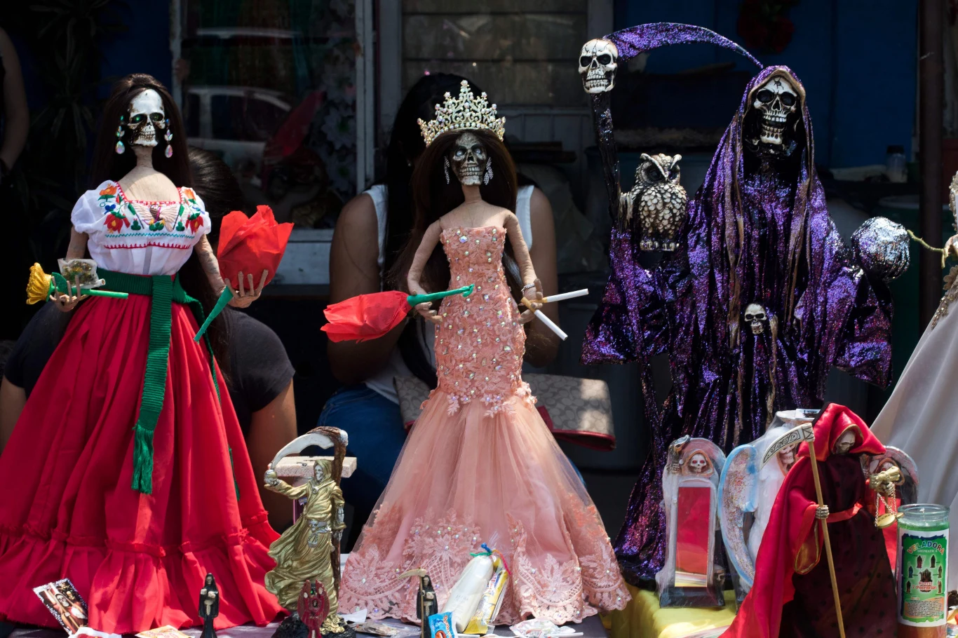 Najwięcej uroczystości przypada w październiku, uważanym za miesiąc zmarłych. Kulminacją obchodów jest 2 listopada, czyli słynne Dia de los Muertos - Dzień Zmarłych.