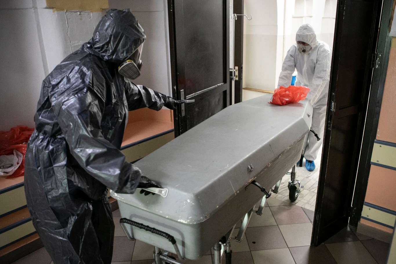 Na zdj. pracownicy firmy pogrzebowej odbierający ciało pacjenta zmarłego na COVID-19 Na zdj. pracownicy firmy pogrzebowej odbierający ciało pacjenta zmarłego na COVID-19