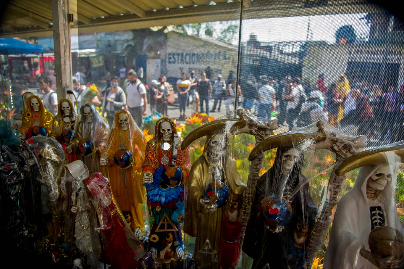 Santa Muerte zyskała ogromną popularność wśród więźniów, skazanych za przestępstwa narkotykowe albo zabójców. Szacuje się, że obecnie kult śmierci może mieć nawet około 20 mln wyznawców.