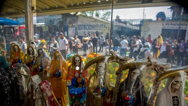 Santa Muerte zyskała ogromną popularność wśród więźniów, skazanych za przestępstwa narkotykowe albo zabójców. Szacuje się, że obecnie kult śmierci może mieć nawet około 20 mln wyznawców.