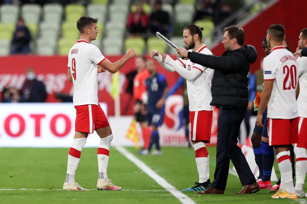 Jakub Moder schodzi, a w jego miejsce pojawia się Grzegorz Krychowiak Jakub Moder schodzi, a w jego miejsce pojawia się Grzegorz Krychowiak