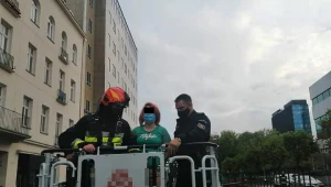 Poszukiwana 28-latka uciekła przed policją na dach kamienicy