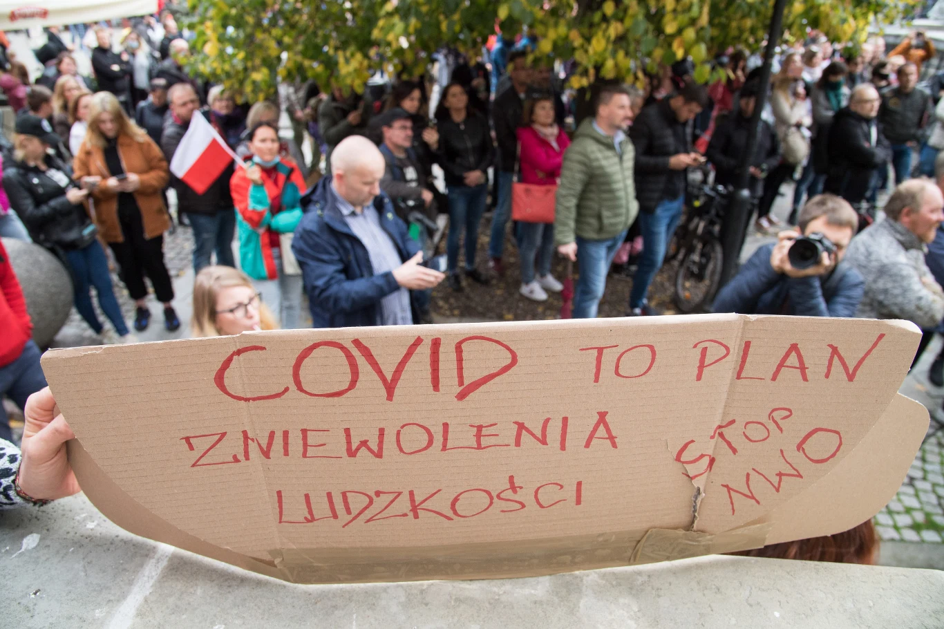 Tak zwani "koronasceptycy" wylegli ostatnio na ulicę, aby przekonać społeczeńśtwo, że gwałtowny wzrost zakażeń, to dowód na to, że epidemii nie ma