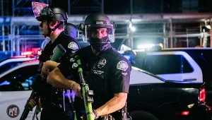 Funkcjonariusze organów ścigania przygotowują się do rozproszenia tłumu fanów Lakers w pobliżu Staples Center