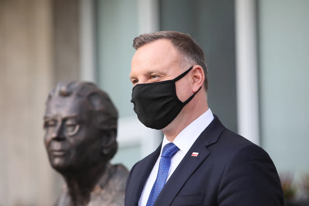 Podkreślał, że Walentynowicz należą się pomniki w każdej przestrzeni, nie tylko polskiej. Prezydent wskazywał, że Anna Walentynowicz urodziła się na terytorium dzisiejszej Ukrainy i w związku z tym "można powiedzieć, że spaja w sobie jako osoba wielką wartość jaką jest przyjaźń polsko-ukraińska, jaką jest nasze współistnienie". Podkreślał, że Walentynowicz należą się pomniki w każdej przestrzeni, nie tylko polskiej. Prezydent wskazywał, że Anna Walentynowicz urodziła się na terytorium dzisiejszej Ukrainy i w związku z tym "można powiedzieć, że spaja w sobie jako osoba wielką wartość jaką jest przyjaźń polsko-ukraińska, jaką jest nasze współistnienie".