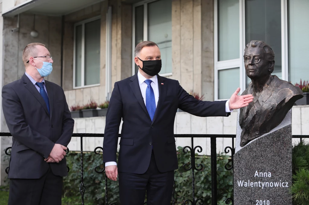 W uroczystości wziął udział wnuk Anny Walentynowicz, Piotr Walentynowicz. W rozmowie z dziennikarzami podkreślał, że ma nadzieję, iż odsłonięty w Kijowie pomnik jego babci będzie stanowił "pomost łączący Polaków i Ukraińców". W uroczystości wziął udział wnuk Anny Walentynowicz, Piotr Walentynowicz. W rozmowie z dziennikarzami podkreślał, że ma nadzieję, iż odsłonięty w Kijowie pomnik jego babci będzie stanowił "pomost łączący Polaków i Ukraińców".