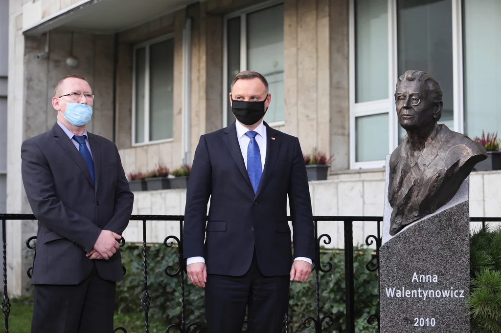 W trakcie uroczystości prezydent przypominał, że Walentynowicz, zwana także "Anną Solidarność", była jedną z twórczyń wielkiego ruchu Solidarności. Wskazywał, że strajk w Stoczni Gdańskiej w 1980 roku rozpoczął się właśnie z powodu zwolnienia z pracy suwnicowej Anny Walentynowicz. W trakcie uroczystości prezydent przypominał, że Walentynowicz, zwana także "Anną Solidarność", była jedną z twórczyń wielkiego ruchu Solidarności. Wskazywał, że strajk w Stoczni Gdańskiej w 1980 roku rozpoczął się właśnie z powodu zwolnienia z pracy suwnicowej Anny Walentynowicz.