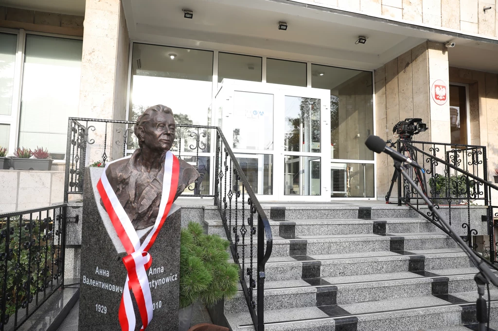 Dodał, że miał zaszczyt poznać Annę Walentynowicz osobiście i rozmawiać z nią, pracując u boku śp. prezydenta Lecha Kaczyńskiego, z którym – jak zaznaczył prezydent - była ona bardzo emocjonalnie związana, a który "niemalże czcił ją jako symbol polskiej wolności". Duda podkreślił, ż pamięć o Walentynowicz powinna "trwać przez pokolenia". Dodał, że miał zaszczyt poznać Annę Walentynowicz osobiście i rozmawiać z nią, pracując u boku śp. prezydenta Lecha Kaczyńskiego, z którym – jak zaznaczył prezydent - była ona bardzo emocjonalnie związana, a który "niemalże czcił ją jako symbol polskiej wolności". Duda podkreślił, ż pamięć o Walentynowicz powinna "trwać przez pokolenia".