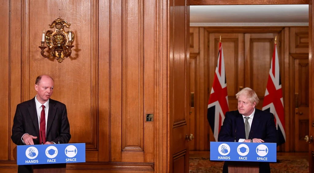 Premier Boris Johnson i naczelny lekarz Anglii Chris Whitty Premier Boris Johnson i naczelny lekarz Anglii Chris Whitty
