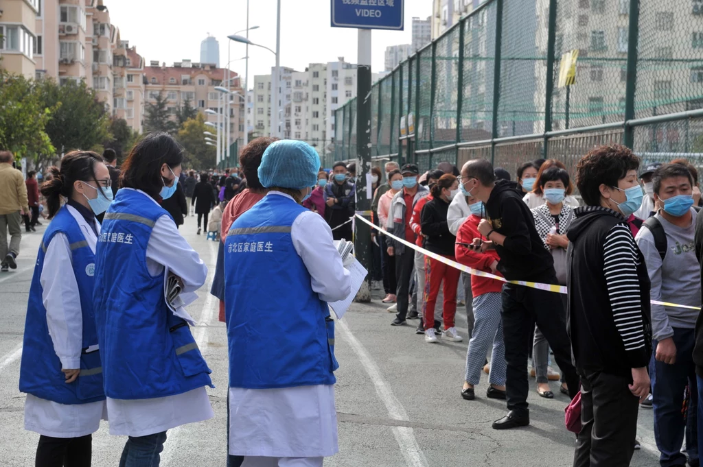 Na zdjęciu: Mieszkańcy Qingdao w oczekiwaniu na testy Na zdjęciu: Mieszkańcy Qingdao w oczekiwaniu na testy