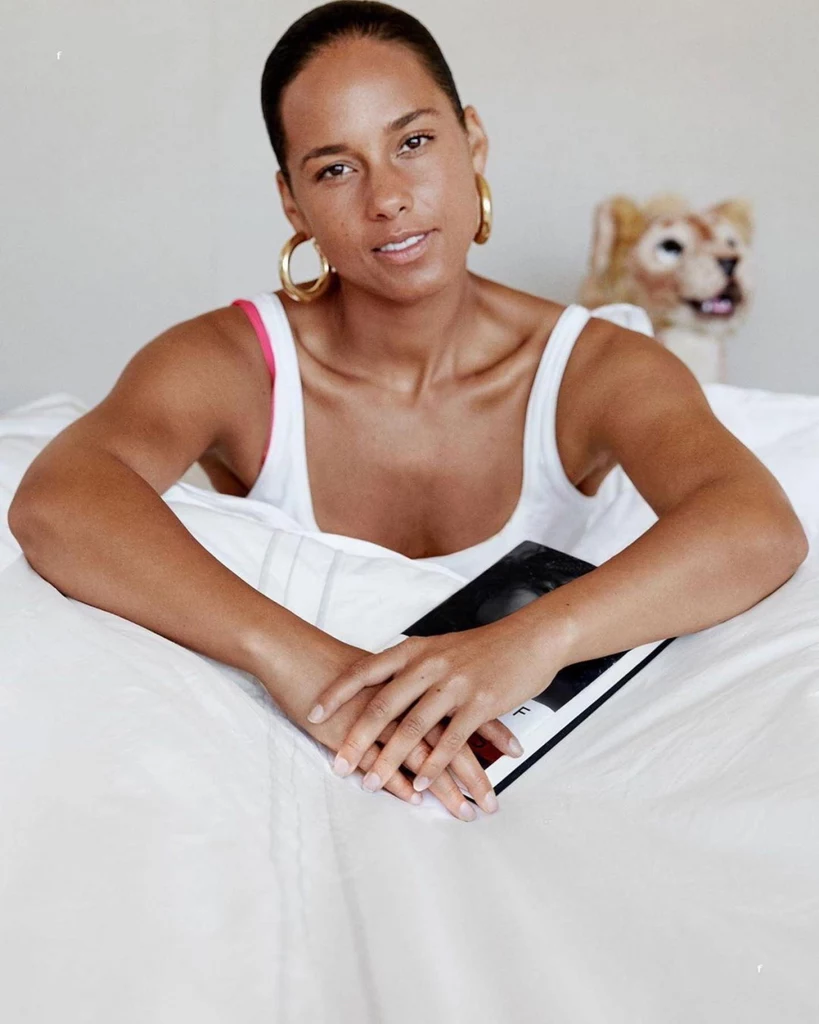 Alicia Keys topless - Kobieta w INTERIA.PL