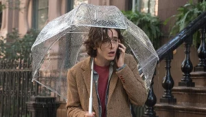 Timothée Chalamet w scenie z filmu "W deszczowy dzień w Nowym Jorku"