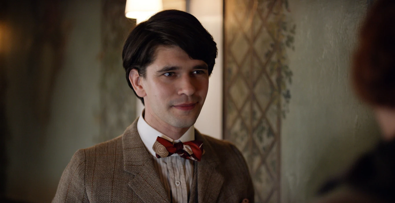 W 2015 roku oglądaliśmy artystę w oscarowej "Dziewczynie z portretu" Toma Hoopera, gdzie wcielił się w Henrika, mężczyznę zakochanego w Einarze Wegenerze, znanym malarzu, który zmienia płeć, stając się Lili Elbe. Produkcja doczekała się pięciu nominacji do Oscara, w tym dla kolegów z planu Whishawa: Eddiego Redmayne'a i Alicii Vikander, w której ręce ostatecznie trafiła cenna statuetka.