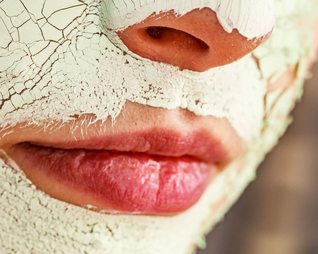 Wiele osób używa masek na bazie glinki do odtruwania skóry, ale jesienią jeszcze bardziej wysuszają i podrażniają skórę
