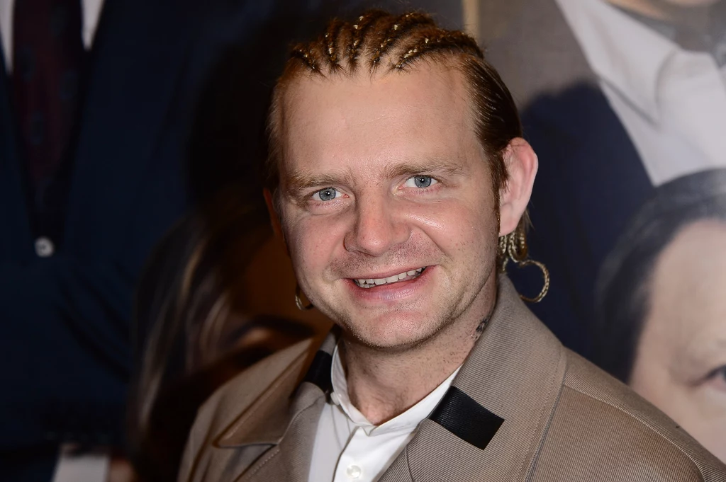 Tym razem zaskoczył w jeszcze inny sposób - mianowicie fryzurą. Na uroczystej premierze filmu "Banksterzy" zaprezentował się bowiem z... warkoczykami na głowie! Tym razem zaskoczył w jeszcze inny sposób - mianowicie fryzurą. Na uroczystej premierze filmu "Banksterzy" zaprezentował się bowiem z... warkoczykami na głowie!