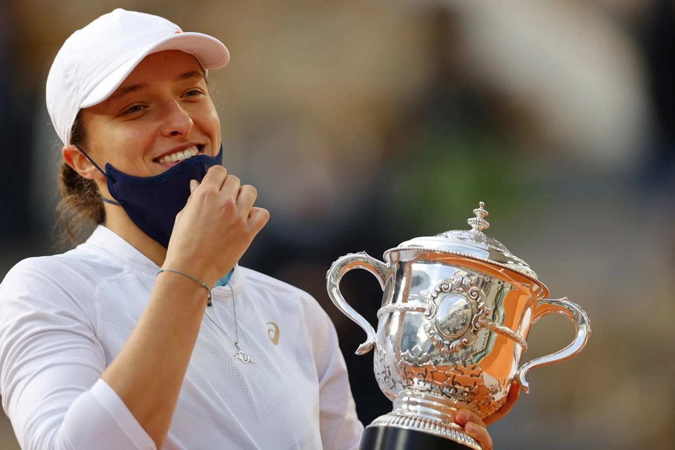 Iga Świątek z trofeum za zwycięstwo w Roland Garros 2020