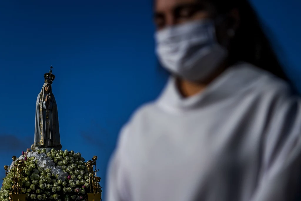 Limit pielgrzymów w Fatimie wprowadzono z inicjatywy prezydenta Portugalii Marcelo Rebelo de Sousy. We wrześniu zaapelował on do władz sanktuarium, aby nie dopuściły do sytuacji, kiedy na obchodzonych 12 i 13 października uroczystościach pojawi się 50 tys. osób. W poprzednich latach na obchodach tych liczba pielgrzymów przekraczała 200 tys.  