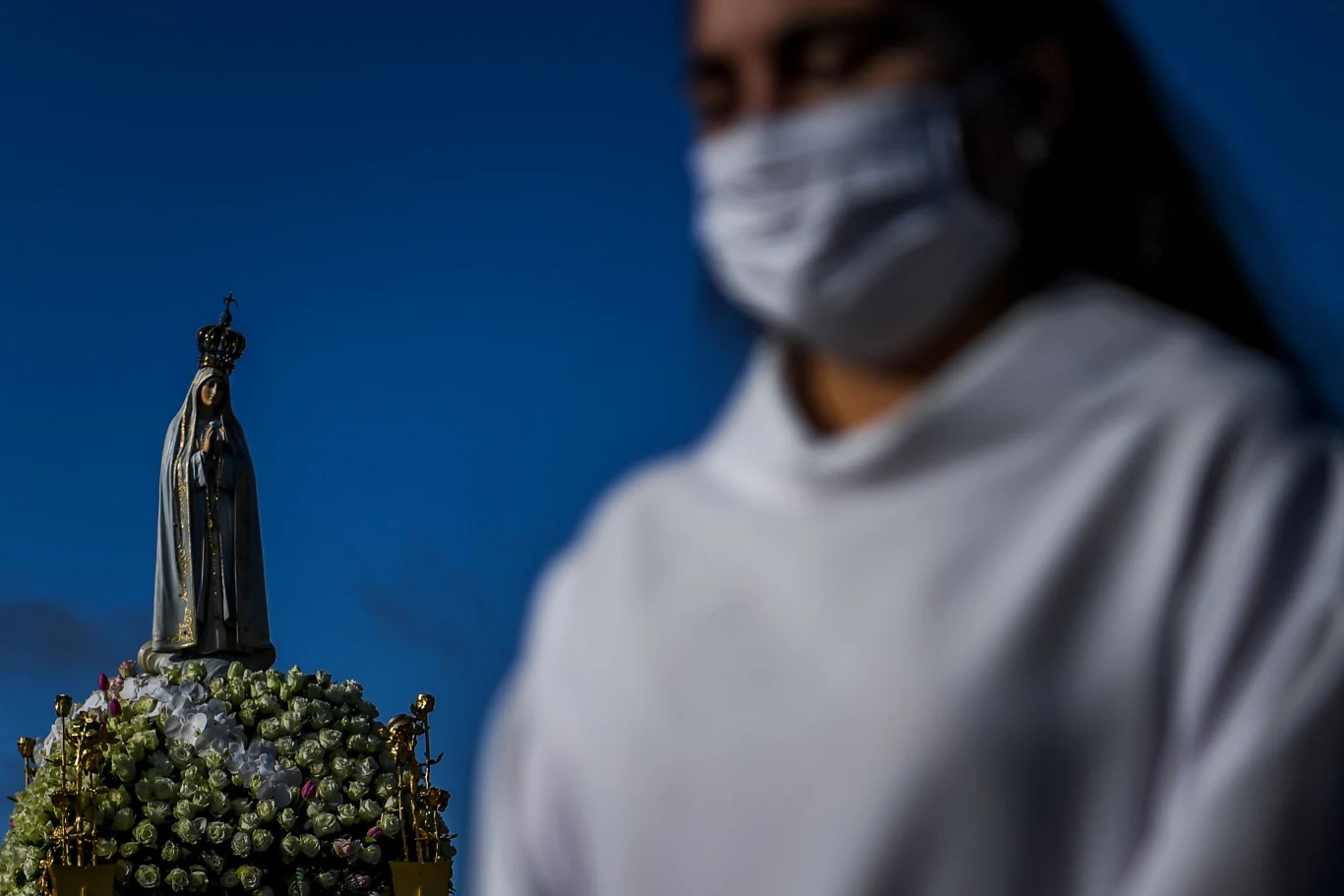 Limit pielgrzymów w Fatimie wprowadzono z inicjatywy prezydenta Portugalii Marcelo Rebelo de Sousy. We wrześniu zaapelował on do władz sanktuarium, aby nie dopuściły do sytuacji, kiedy na obchodzonych 12 i 13 października uroczystościach pojawi się 50 tys. osób. W poprzednich latach na obchodach tych liczba pielgrzymów przekraczała 200 tys.  