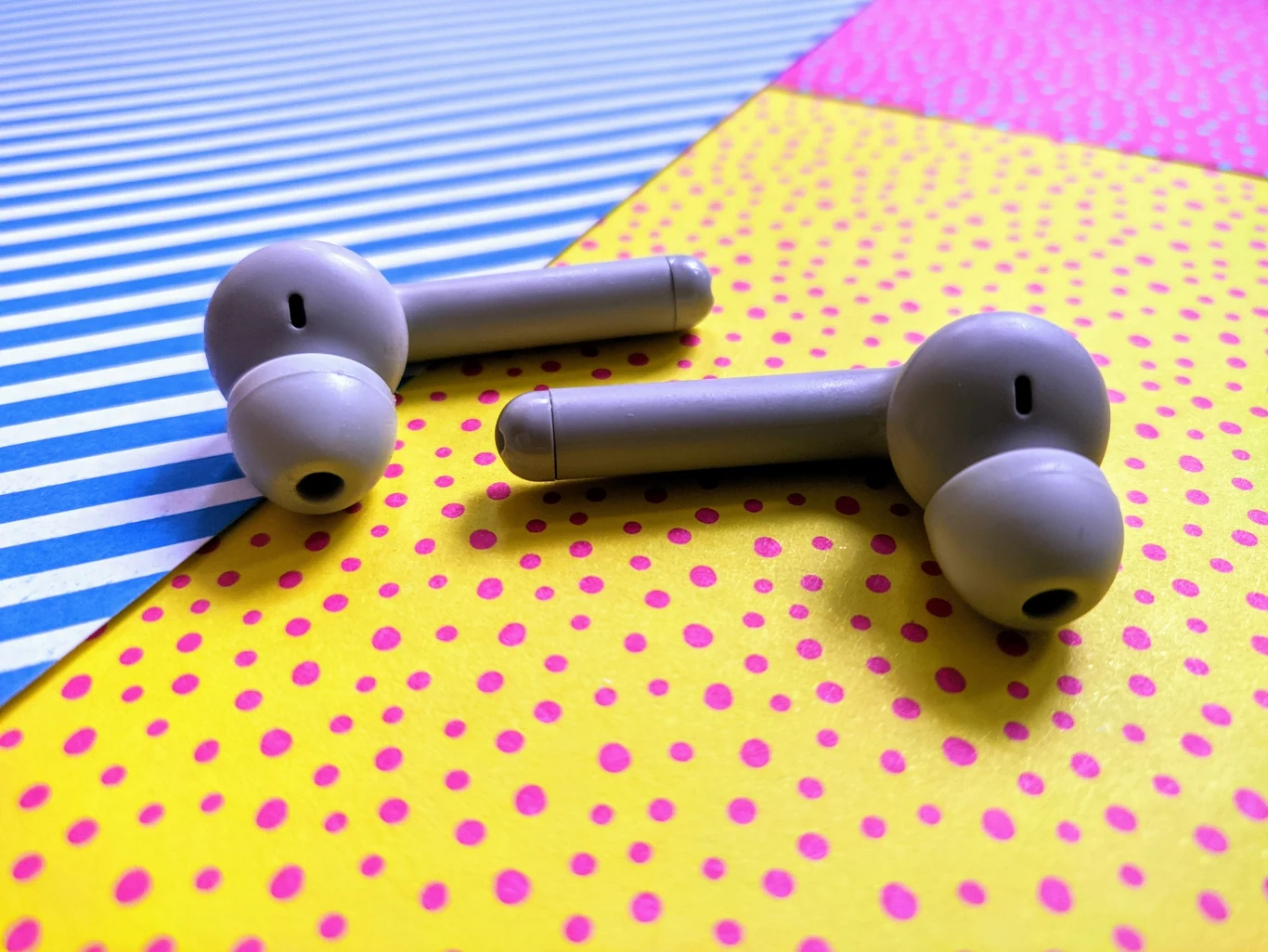 Twins Tip grają czysto i dość głęboko, jak na konstrukcję, której nawet nie czujemy w uszach. Czy całości przydałoby się trochę więcej basu? Owszem, ale przy takiej kombinacji rozmiaru, wagi i ceny naprawdę trudno prosić się o jeszcze więcej. Innymi słowy jest naprawdę dobrze. Słuchawki testowałem zarówno muzyką, jak i podcastami - w obu przypadkach radziły sobie one w pełni zadowalająco. Polecam jednak "pogrzebanie" w ustawieniach telefonu, aby wydobyć z Twins Tip ich pełny potencjał. Producent nie przygotował dla nich osobnej aplikacji, co na swój sposób też jest plusem, ale szykujcie się na odrobinę kombinowania. Twins Tip grają czysto i dość głęboko, jak na konstrukcję, której nawet nie czujemy w uszach. Czy całości przydałoby się trochę więcej basu? Owszem, ale przy takiej kombinacji rozmiaru, wagi i ceny naprawdę trudno prosić się o jeszcze więcej. Innymi słowy jest naprawdę dobrze. Słuchawki testowałem zarówno muzyką, jak i podcastami - w obu przypadkach radziły sobie one w pełni zadowalająco. Polecam jednak "pogrzebanie" w ustawieniach telefonu, aby wydobyć z Twins Tip ich pełny potencjał. Producent nie przygotował dla nich osobnej aplikacji, co na swój sposób też jest plusem, ale szykujcie się na odrobinę kombinowania.